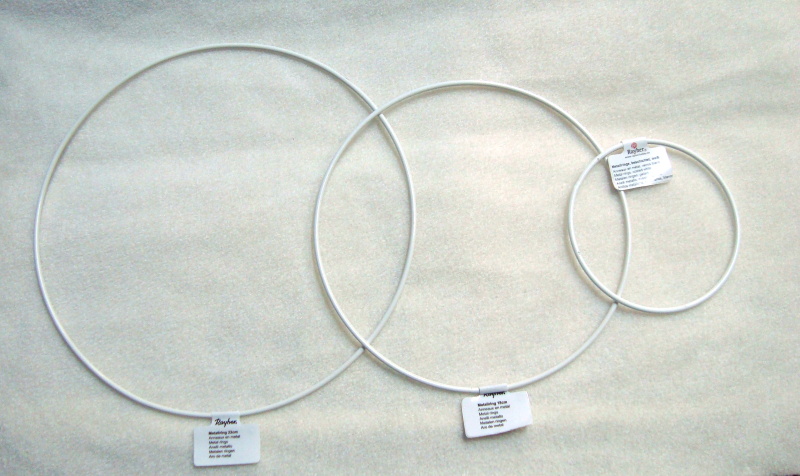 kovový kruh prům. 10cm bílý 